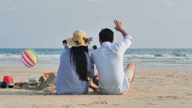 快乐的一家人在海滩上享受暑假。假期——iStock视频素材