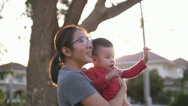 亚洲母亲和婴儿在公园里玩视频素材