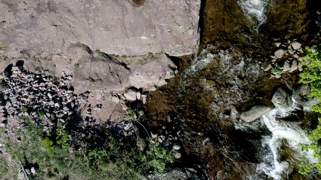 山涧中的岩石和树木-无人机的观点视频素材