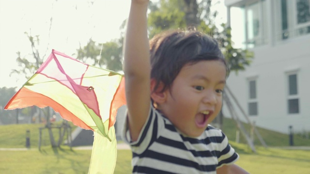 亚洲小男孩放风筝。他年轻时的快乐回忆视频购买