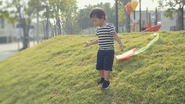 亚洲小男孩放风筝。他年轻时的快乐回忆视频素材