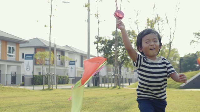 亚洲小男孩放风筝。他年轻时的快乐回忆视频素材