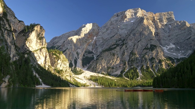意大利Dolomites山脉的Braies湖(Lago di Braies)。视频素材