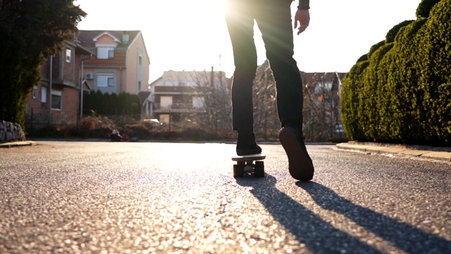 在街上玩滑板的嬉皮士视频素材
