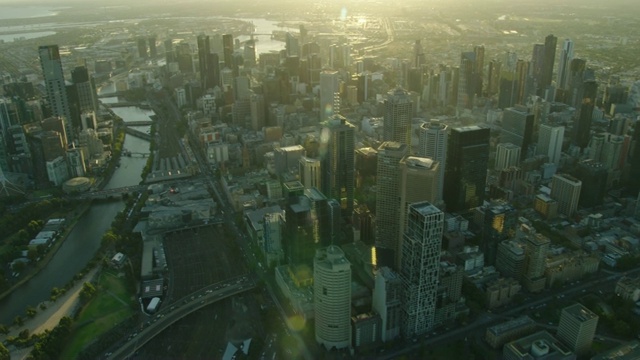 空中日落的墨尔本城市景观与雅拉河视频素材