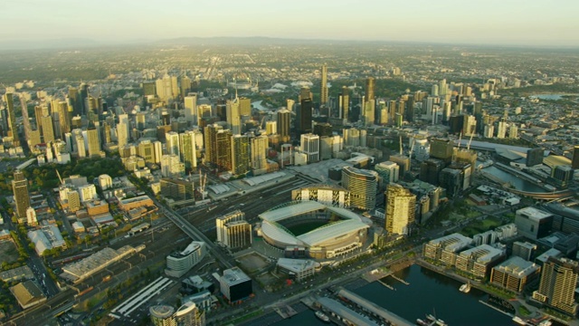 空中城市景观在日落墨尔本天际线港区视频下载