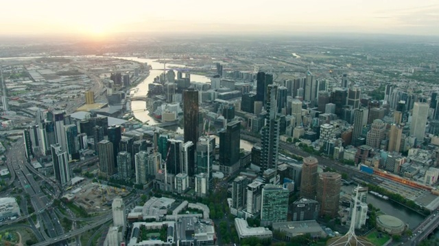 空中日落墨尔本城市景观与博尔特桥视频素材