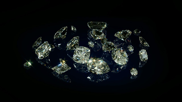 多个闪闪发光的各种切割钻石旋转在黑色光泽的背景视频下载