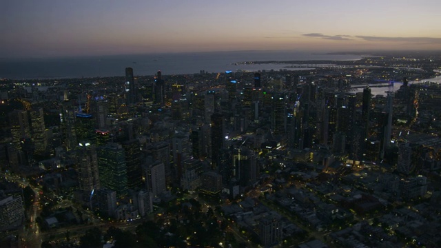空中日落视图墨尔本CBD的夜晚灯光视频素材