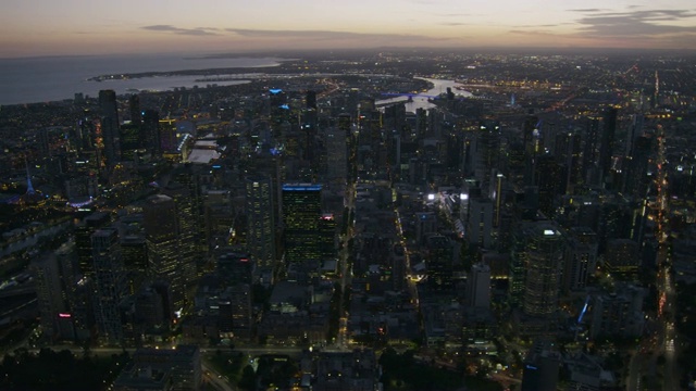 鸟瞰图墨尔本城市灯光在日落视频素材