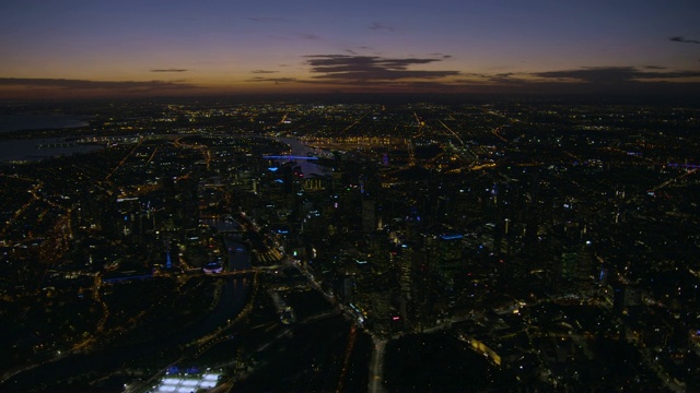 鸟瞰图日落照亮城市景观墨尔本CBD视频素材