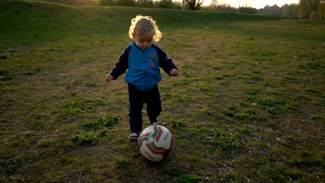 小男孩在玩足球视频素材