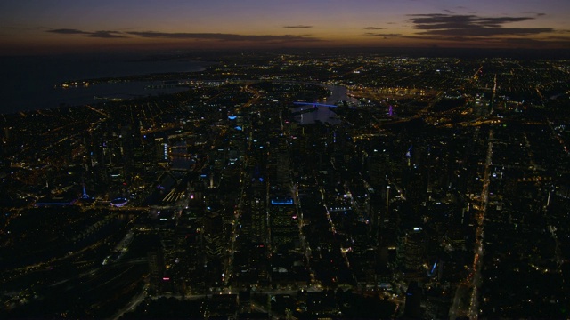 鸟瞰图照明灯光墨尔本CBD在日落视频素材