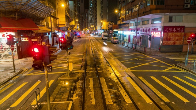 中国香港夜间有轨电车快速移动的时间流逝视频素材