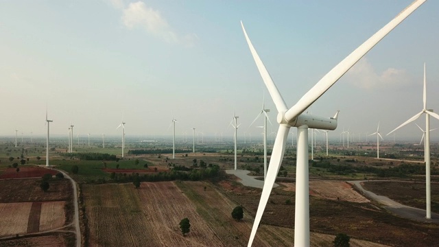 风力涡轮机产生可再生能源视频素材