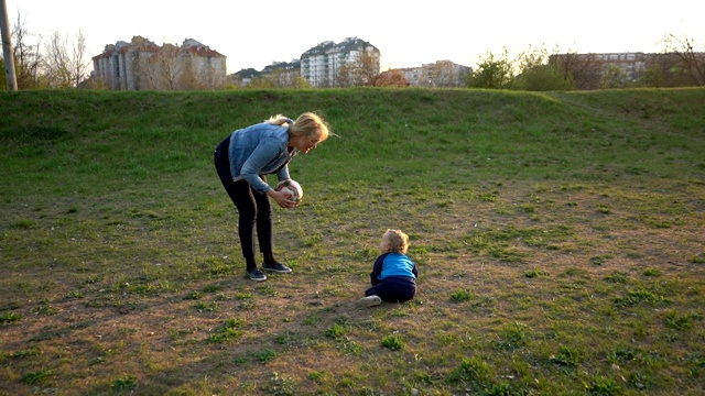 妈妈和孩子们在草地上玩耍视频素材