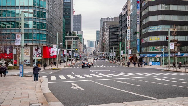 4K时间推移-放大行人过马路和汽车运输附近的银座地区-日本东京视频素材