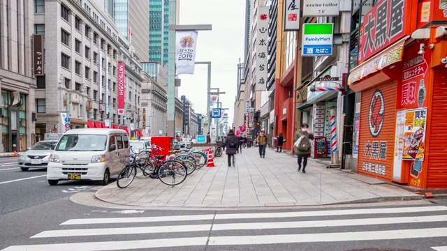 4K时间推移-放大行人斑马线旁边的街道和店面与交通在东京银座日本视频素材