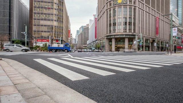 4K时间推移-放大人行横道斑马线和汽车交通在十字路口在东京银座中心日本视频素材