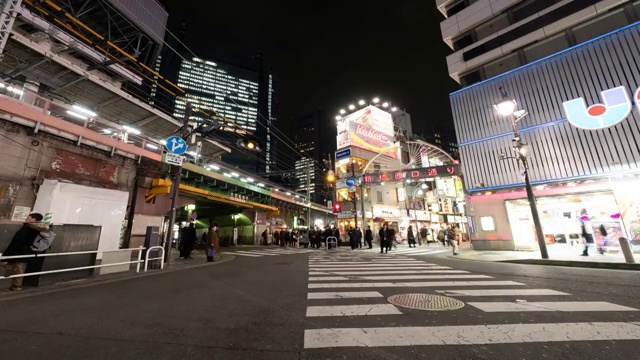 4K TIme Lapse -行人穿过新桥市场，背景是火车和汽车运输-日本东京视频素材