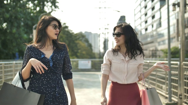 亚洲女人购物与她的朋友感到快乐视频素材