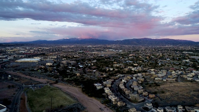 朝向新墨西哥州圣菲的粉色日落，靠近基督山视频素材