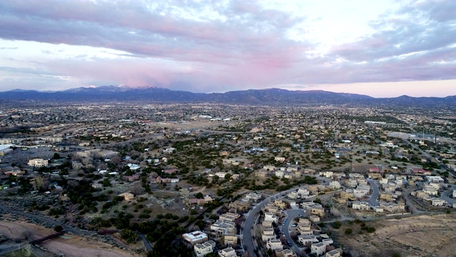 郊区，住宅，和住宅日落在圣塔菲，新墨西哥视频素材