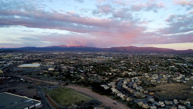 侧盘华丽的黄金小时日落在圣塔菲，新墨西哥山背景视频素材