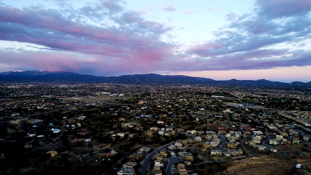 新墨西哥州圣达菲市上空的日落后退视频素材