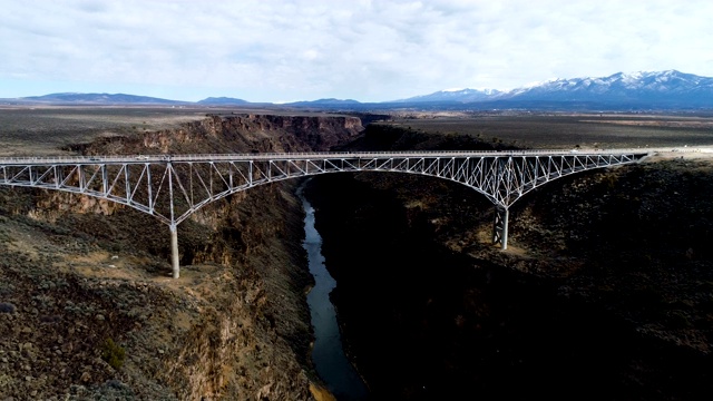 新墨西哥州里约热内卢峡谷大桥鸟瞰图视频下载