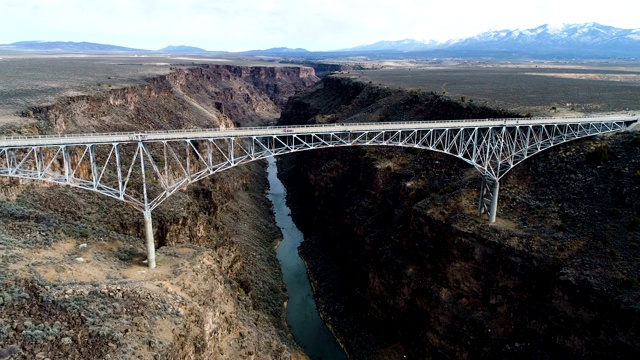 鸟瞰图里约热内卢峡谷桥在新墨西哥州靠近大桥移动视频下载
