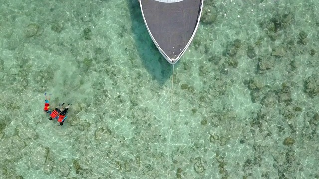 航拍近景快艇在海上。视频素材