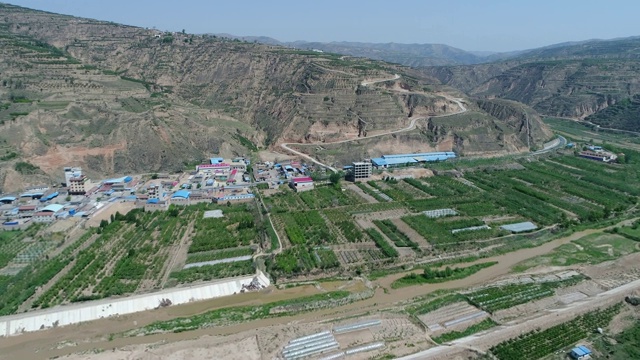 俯视图下的小贫困村庄的山，甘肃省。中国视频素材