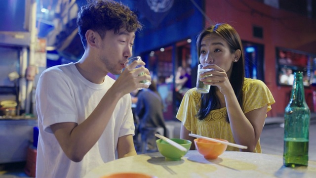 年轻夫妇享受街头小吃视频素材