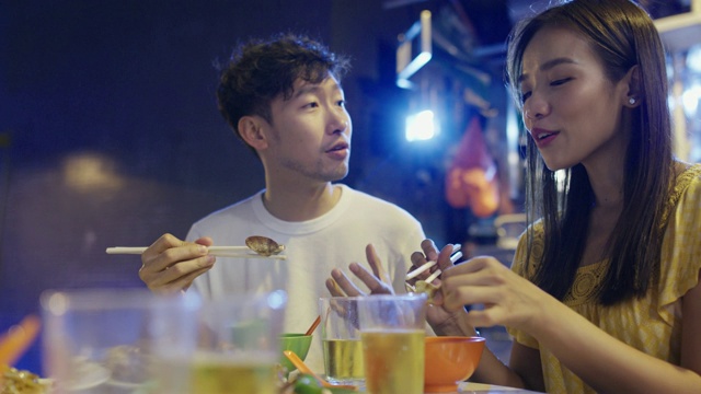 年轻夫妇享受街头小吃视频素材