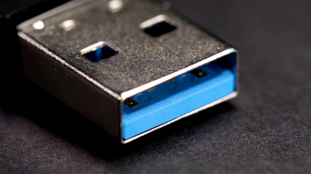 一个USB 3.0闪存驱动器的宏特写视频素材