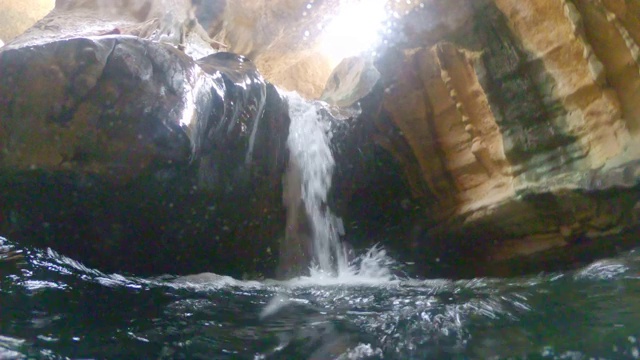 Wadi Shab的小瀑布视频素材