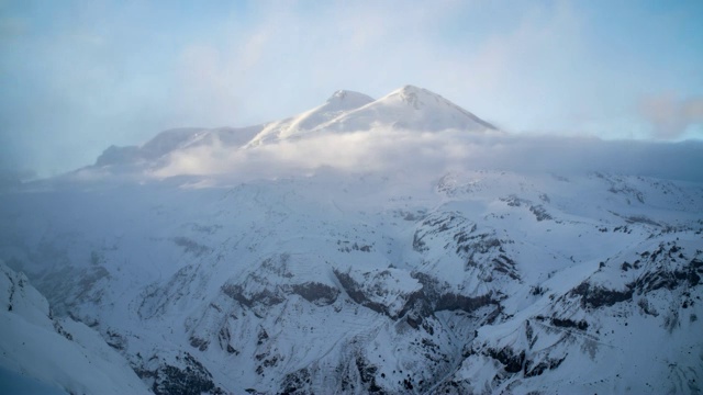 俄罗斯厄尔布鲁斯山的云的清理时间视频下载