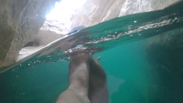 游客游过瓦迪沙布的一个峡谷视频素材