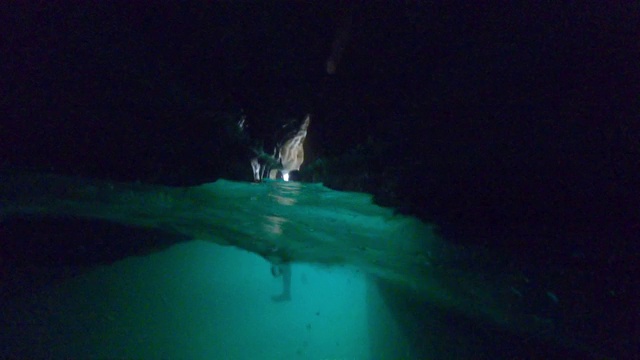 POV在瓦迪沙布的一个狭窄峡谷游泳视频素材