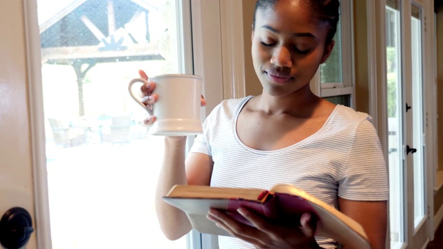满足的女人在早上读她的圣经视频下载