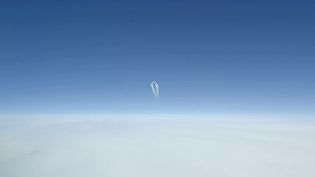 波音747从1000英尺高空飞过视频素材