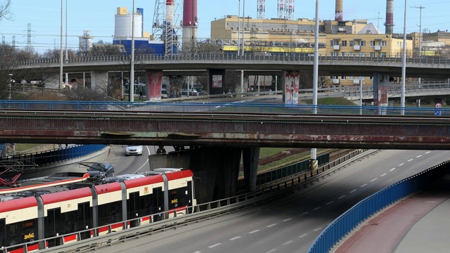 市区立交桥有轨电车及汽车交通视频素材