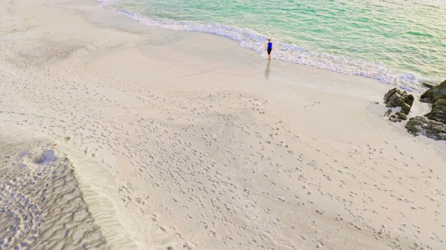 日落时分，游客们在马西拉岛的海滩上休息视频下载