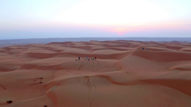 黎明时分，沙漠中的空中游客视频素材