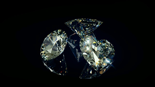三颗钻石:圆形，公主形，心形切割;旋转黑色光泽的背景。视频下载