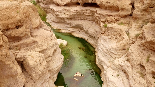 空中峡谷位于悬崖之间——阿曼的沙布河视频素材