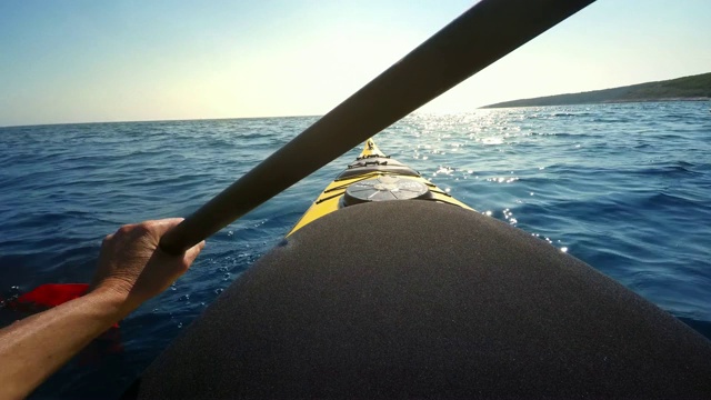在阳光下划着海上皮艇的人视频素材