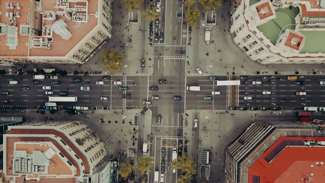 巴塞罗那街道的鸟瞰图视频下载