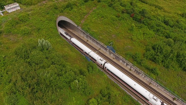 高速列车轨道隧道入口-鸟瞰图视频下载